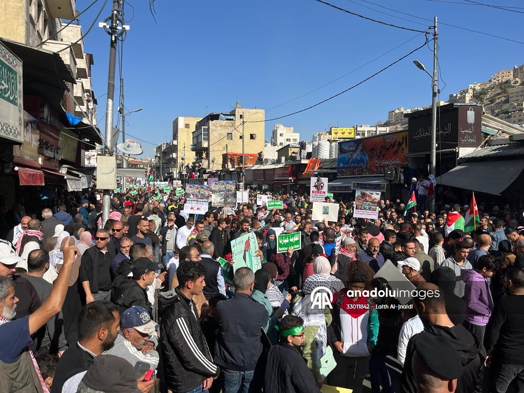 "المقاومة خيارنا".. آلاف الأردنيين في مسيرة داعمة لغزة وسط عمان