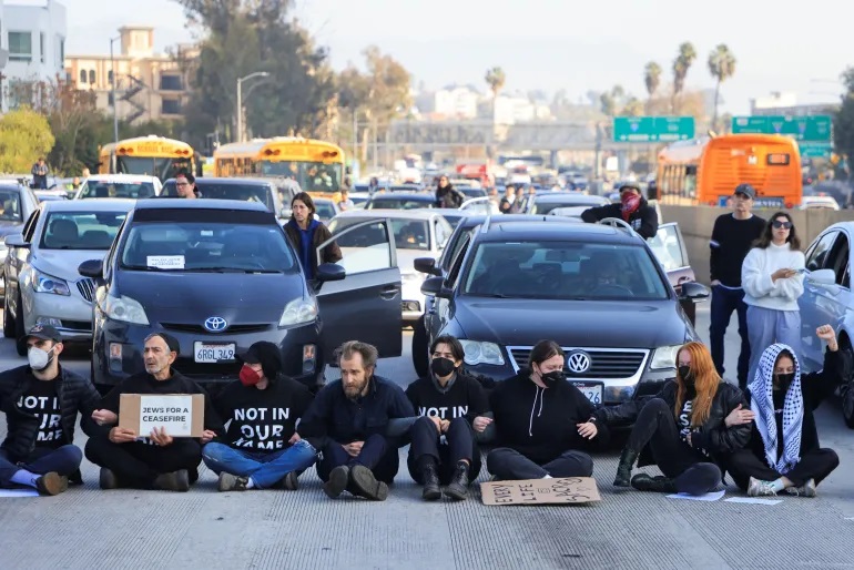 متظاهرون يغلقون طريقاً سريعاً في لوس أنجلس - رويترز
