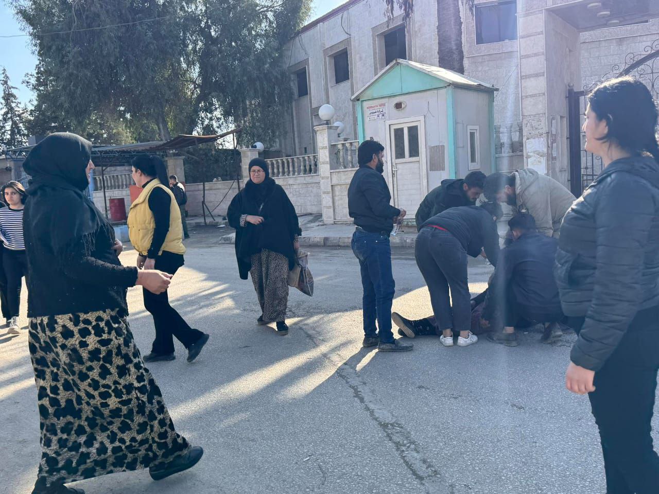اعتصام لعائلة الطفلة أمام مقر الشبيبة الثورية