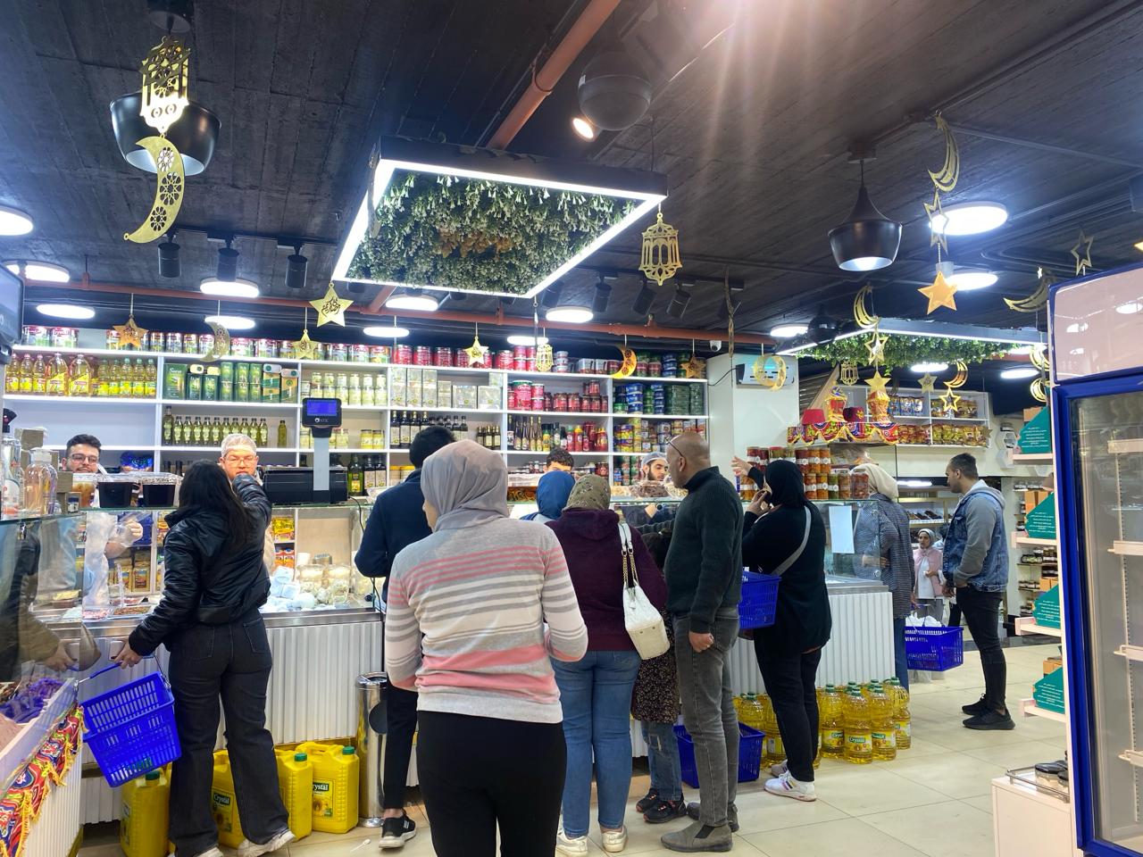 محل سوري لبيع الألبان والأجبان في القاهرة، مصر (تلفزيون سوريا)