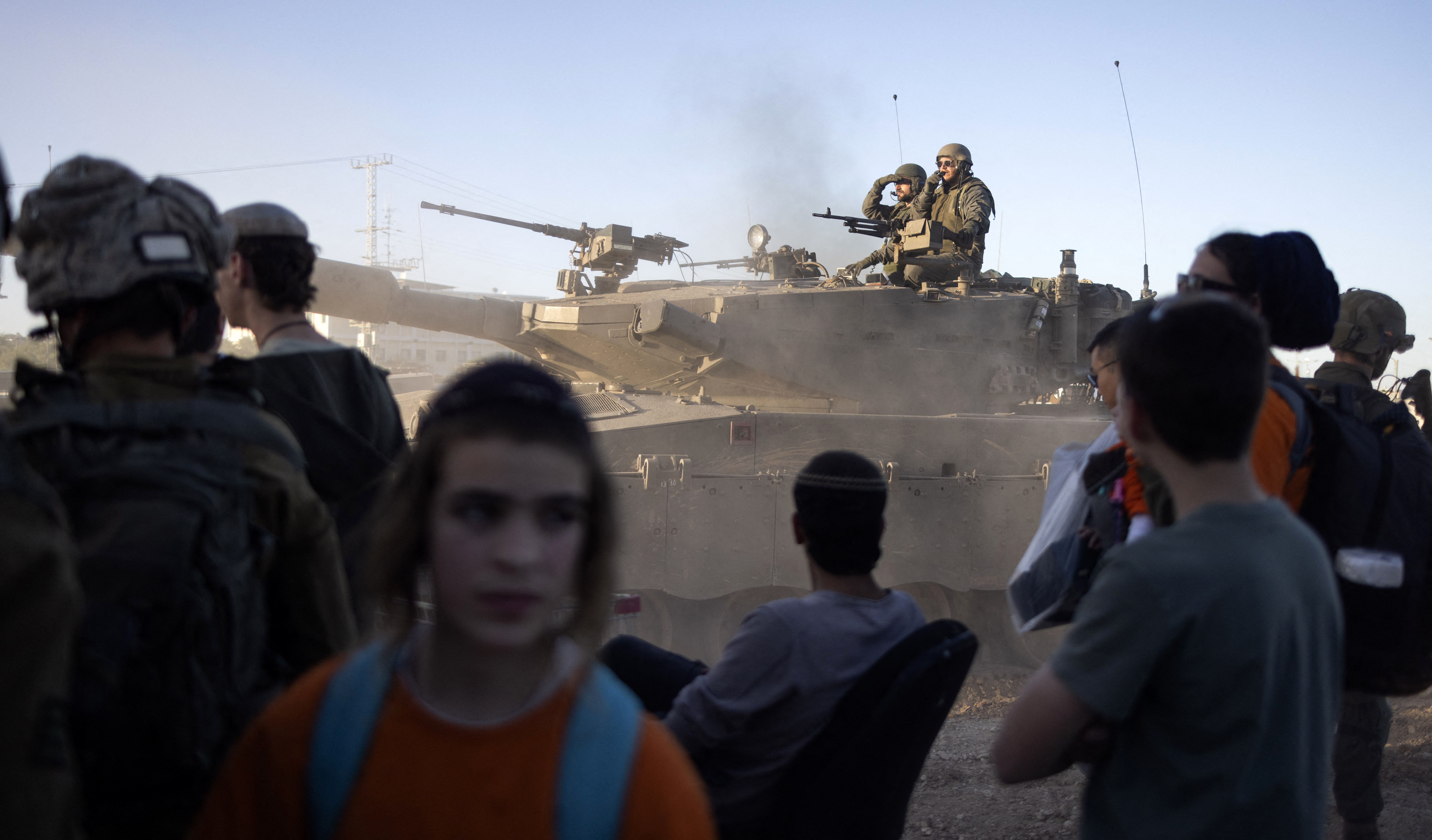 مستوطنون متطرفون يقتحمون معبر "إيرز" الإسرائيلي شمال قطاع غزة إلى داخل القطاع وسط محاولة القوات الإسرائيلية منعهم، 29 شباط/فبراير 2024 (AFP)