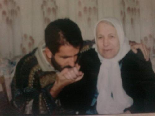 مروان ديب يقبل يد جدته بهيجة الأسد.jpg