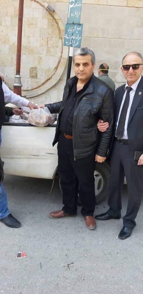 رئيس غرفة الزراعة يبيع البطاطا امام فرع البعث وسط حلب.jpg