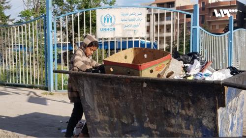 نبش القمامة من حاوية في مدينة القامشلي