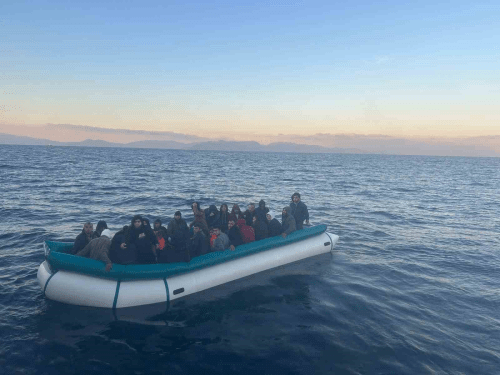 صورة قارب مطاطي ينقل المهاجرين - dha