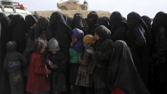 نساء عناصر تنظيم الدولة في مخيم الهول