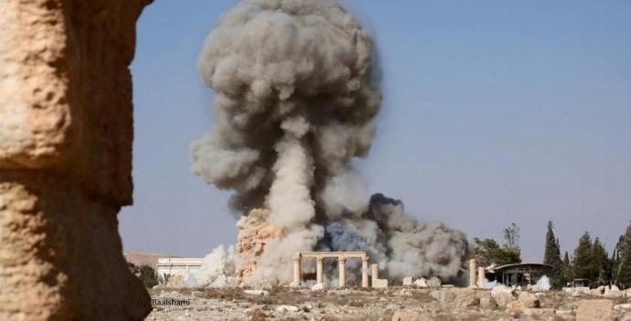 تدمير معبد بعل شمين (مواقع التواصل الاجتماعي لداعش ، 24 آب 2015).jpg