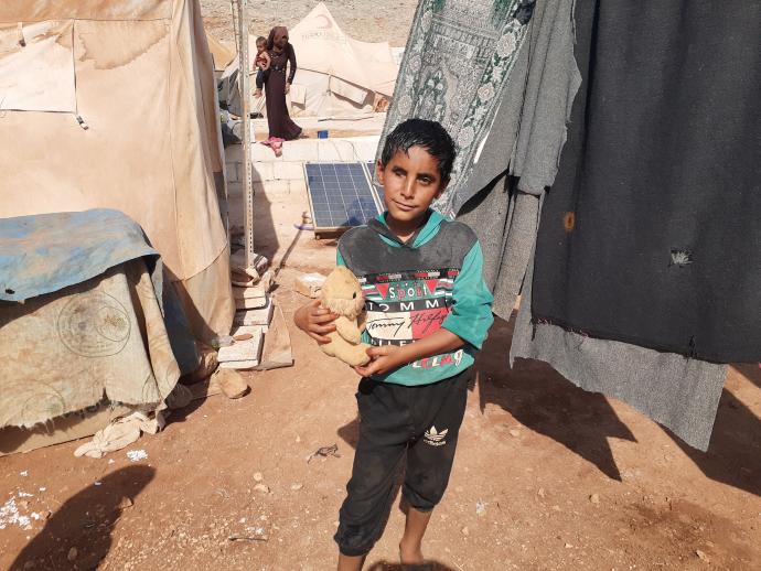 طفل مع لعبته في مخيمات سرمدا - سوريا.jpg