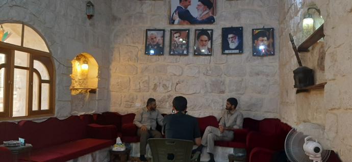 لقاء بين قائد لواء الباقر وقيادي في الحرس الثوري الايراني في حي البللورة بحلب.jpg
