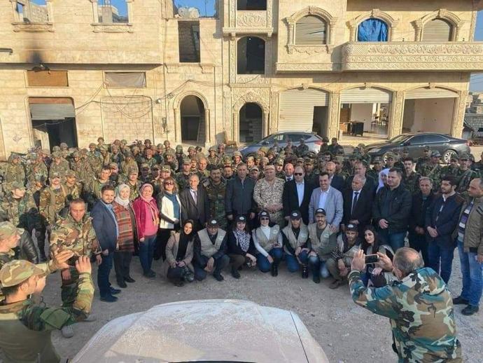 صورة تظهر عدد من المواليين للنظام وعسكريين في مدينة معرة النعمان.jpg