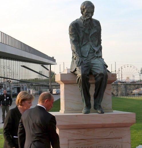 تمثال ديويستوفسكي في دريسدن الألمانية.JPG
