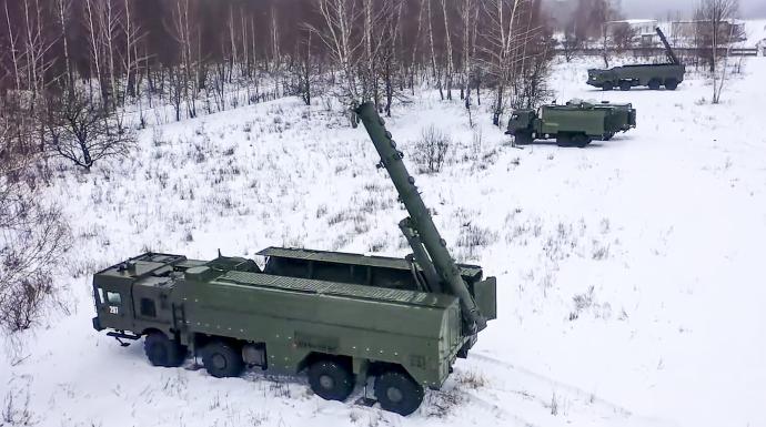 قاذفات صواريخ إسكندر التابعة للجيش الروسي مواقع خلال تدريبات في روسيا..jpg