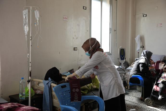 الممرضة ملك دبيس تتابع حال المرضى في مشفى عقربات بريف إدلب (تلفزيون سوريا)
