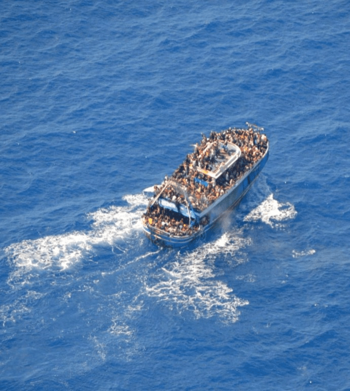 صورة للمركب التقطتها طائرة يونانية قبل غرقه (رويترز)