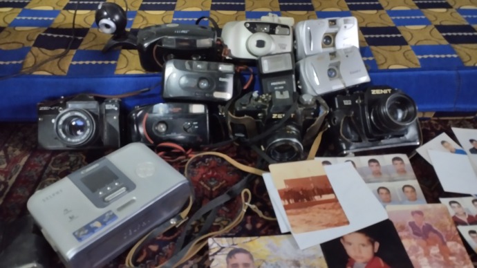 كاميرات يحتفظ بها مسعود الياسين منذ عشرات السنين