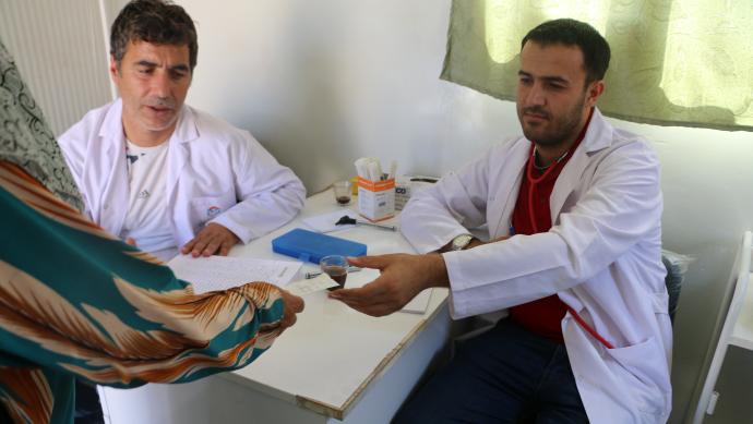 أطباء في مناطق شمال سوريا (تلفزيون سوريا)