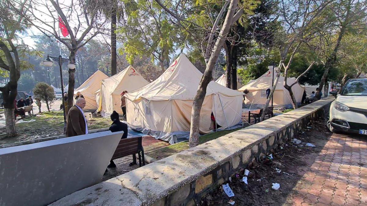 مخيمات إيواء تضم سوريون في هاتاي (تلفزيون سوريا)