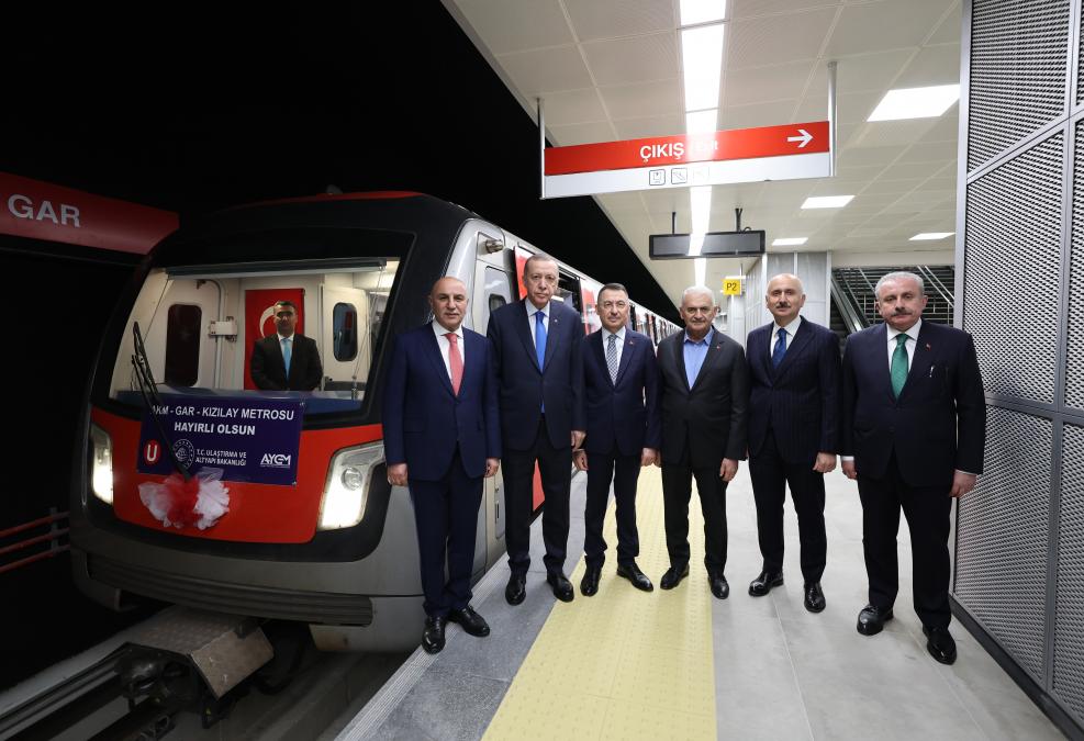 الرئيس التركي خلال افتتاح ميترو أنفاق جديد في أنقرة - الأناضول