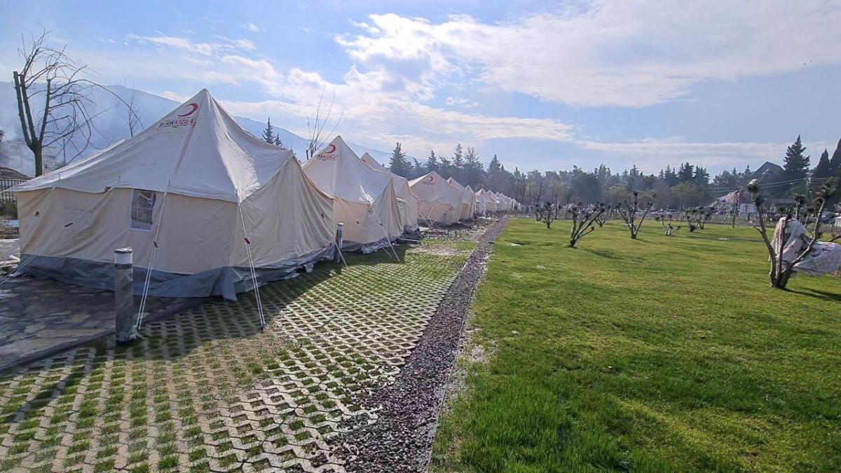 مخيمات إيواء تضم سوريون في هاتاي (تلفزيون سوريا)