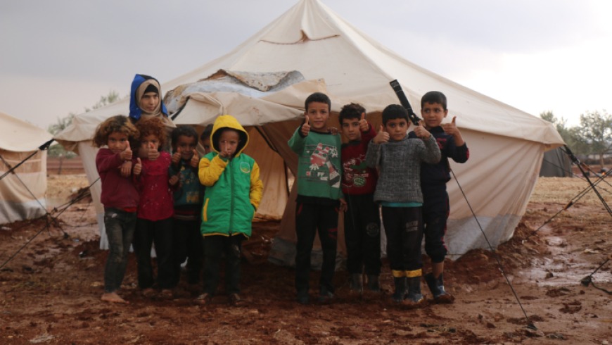 إعادة تأهيل مخيم ومدرسة تضررا بعاصفة مطرية شمال إدلب (صور)