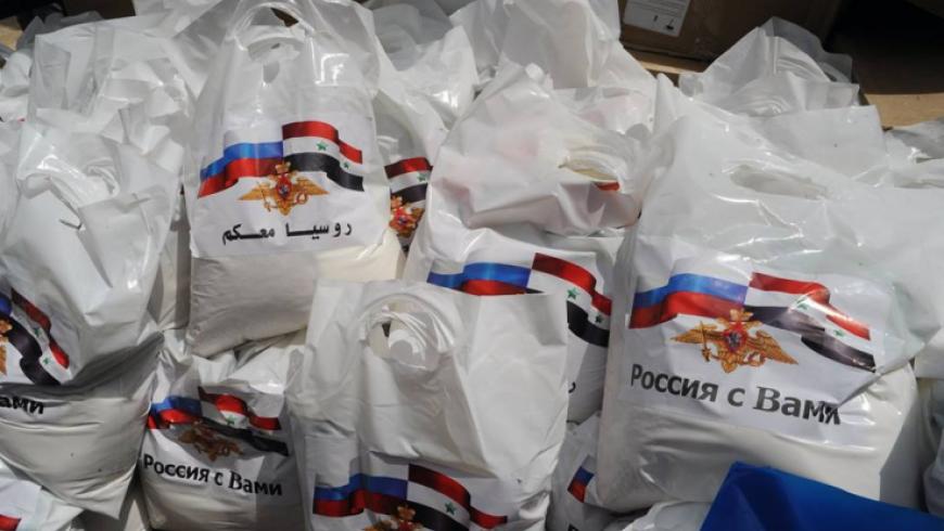 "مليئة بالسوس".. روسيا توزع مواد غذائية في اللجاة شمالي درعا