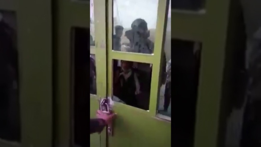العراق.. إدارة مدرسة ابتدائية تنسى الطلاب وتغلق الأبواب (فيديو)