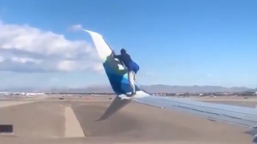 في أميركا.. رجل يسير فوق جناح طائرة على وشك الإقلاع |فيديو