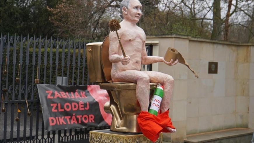 مرحاض ذهبي في براغ يهز عرش بوتين