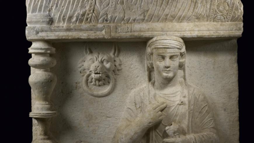 قش جنائزي على الرخام يُجسّد امرأة يعود إلى القرن الثاني قبل الميلاد MAH