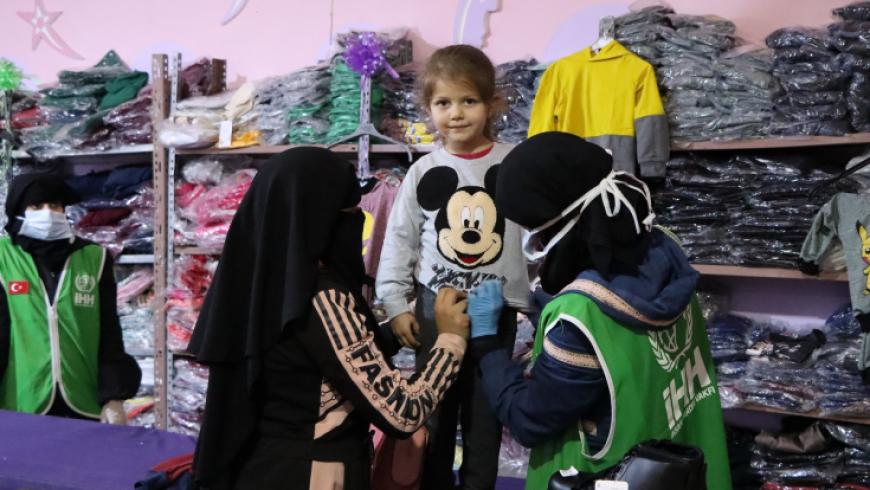 "الإغاثة التركية" توزع ملابس شتوية على 8 آلاف طفل شمالي سوريا| صور