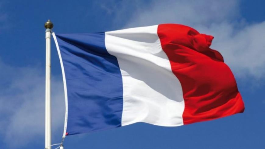 ماكرون يأمر بتغيير درجة اللون الأزرق في العلم الفرنسي.. لماذا؟