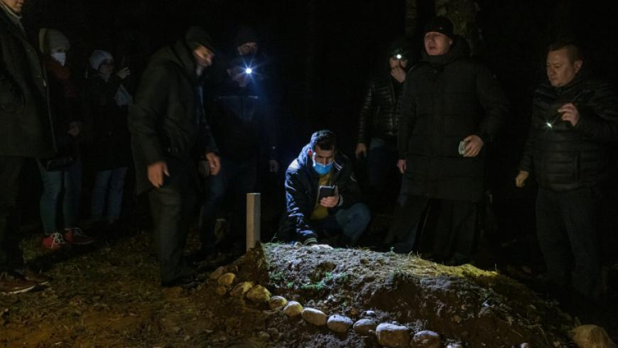 جنازة شاب سوري تعكس مأساة اللاجئين العالقين على الحدود البيلاروسية البولندية