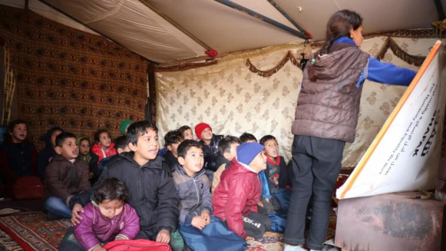 لـ"محو أمّيتهم".. مهجّرة تفتتح خيمتها لأطفال مخيم بريف إدلب |صور
