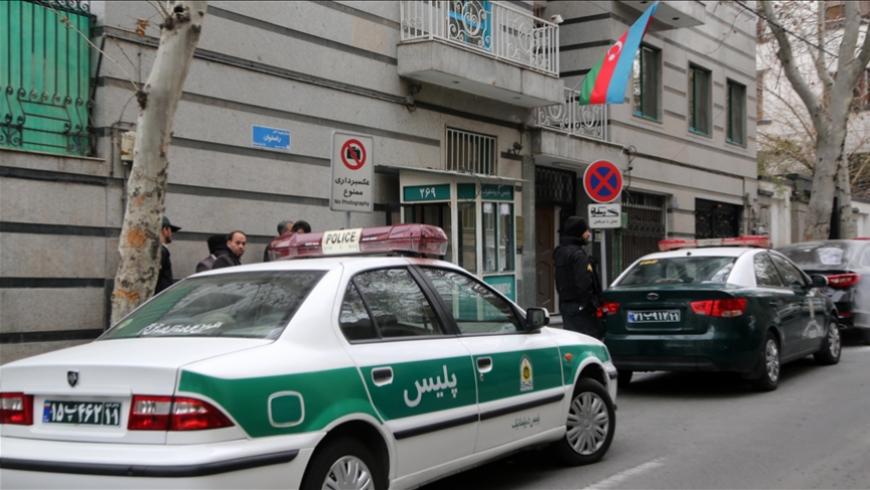 سيارات الشرطة الإيرانية أمام السفارة الأذربيجانية في طهران (الأناضول)