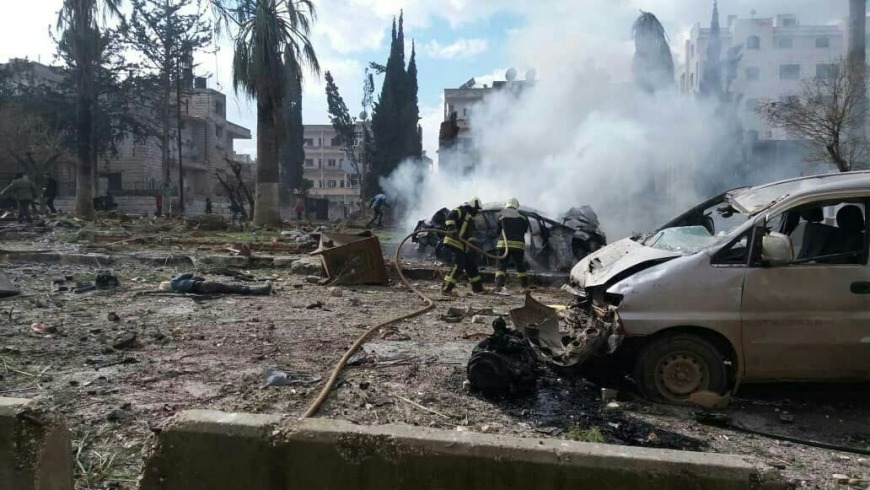 ضحايا مدنيون بانفجار سيارة ملغمة وسط مدينة إدلب (فيديو)
