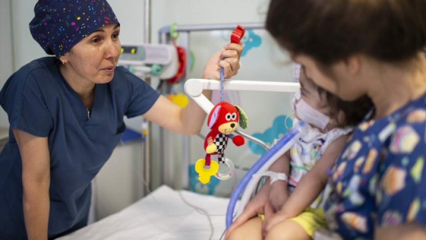 رضيعة سورية تعيش في مشفى تركي بعد أن رماها أهلها على الحدود