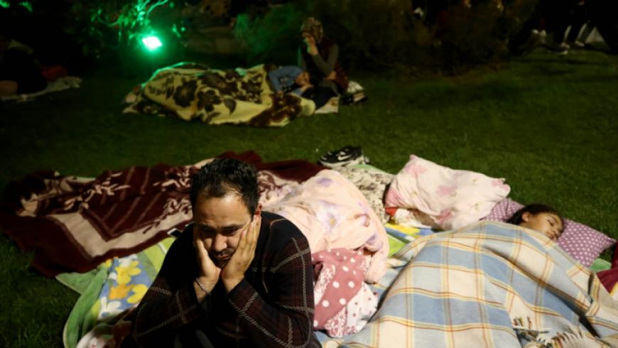 خوفاً من الزلزال.. بعض سكان إسطنبول يقضون ليلتهم في الحدائق(صور)