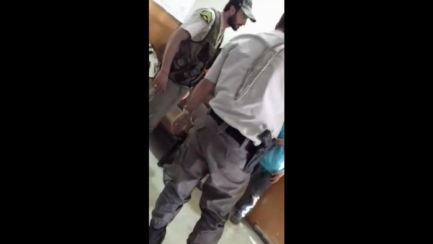ضابط شرطة يعذب طفلين في مدينة الباب (فيديو)