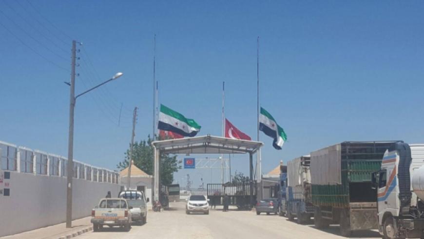 معبر "باب السلامة" ينكّس الأعلام حِداداً على مجزرة غزّة