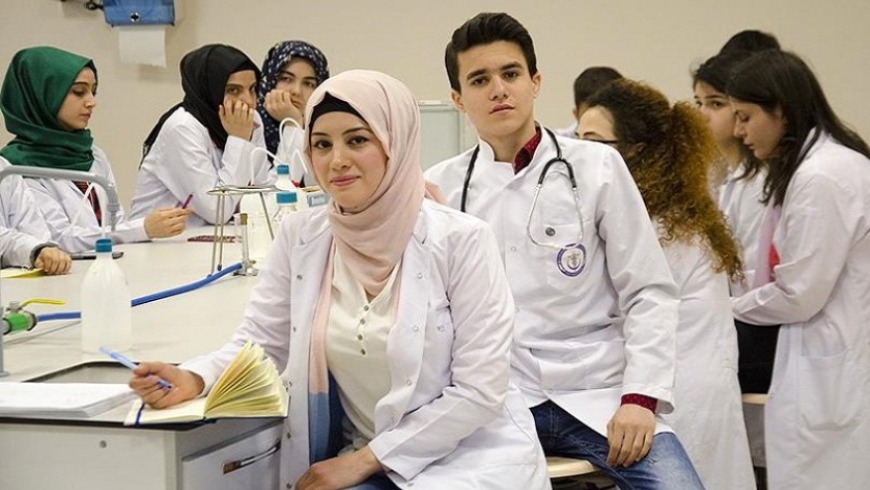تركيا تعتزم توظيف 700 طبيب وممرض سوري