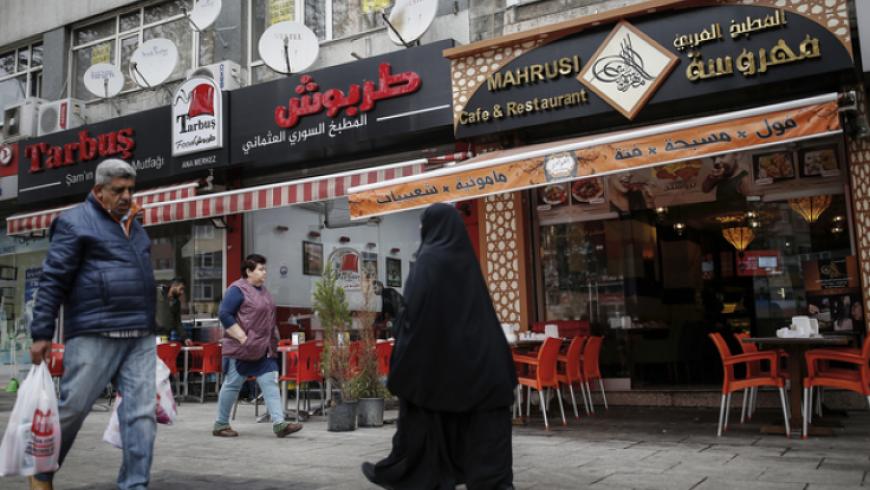عصابة تسرق متجراً سورياً في أحد أحياء إسطنبول (فيديو)