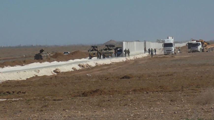 القوات التركية تزيل الجدار الفاصل على الحدود مع تل أبيض