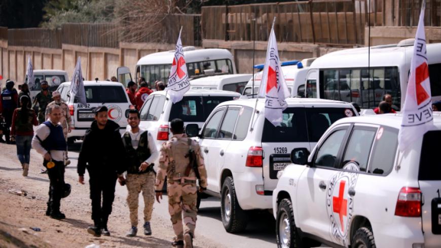 مساعدات الصليب الأحمر تنتظر إدخالها إلى الغوطة المحاصرة