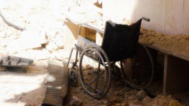 آثار قصف نظام الأسد على مشفى الأتارب