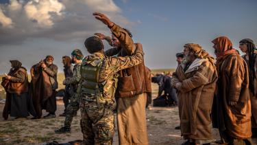 أفرجت قوات سوريا الديمقراطية "قسد"، وبشكل  مفاجئ، عن أحد أمراء تنظيم الدولة "داعش"، مشترطة خروجه من أراضي سيطرتها، خلال 72 ساعة من لحظة الإفراج عنه.