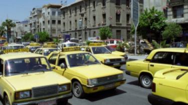 "محافظة دمشق" تبدأ توزيع ملصقات تعديل تعرفة ركوب سيارات الأجرة