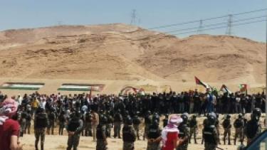 أردنيون يحتشدون أمام الحدود مع فلسطين ومحاولات لاجتيازها |فيديو
