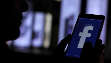 فيسبوك تتيح للصحفيين فرض اشتراكات مالية على متابعيهم