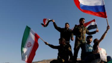 جنود سوريون يحملون العلمين الروسي والإيراني إلى جانب السوري - المصدر: الإنترنت