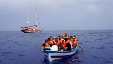 migrants_italy_refugees_boat_yacht.jpeg